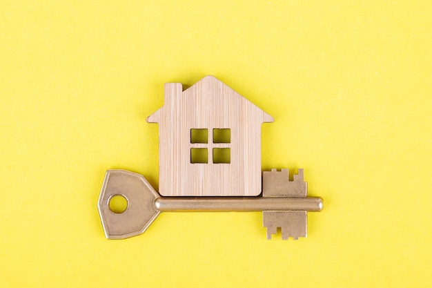 Symbole en bois décoratif d&#39;une maison avec une clé