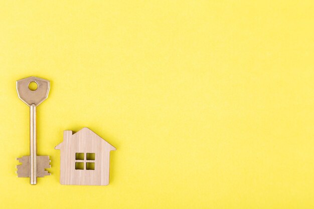 Symbole en bois décoratif d&#39;une maison avec une clé