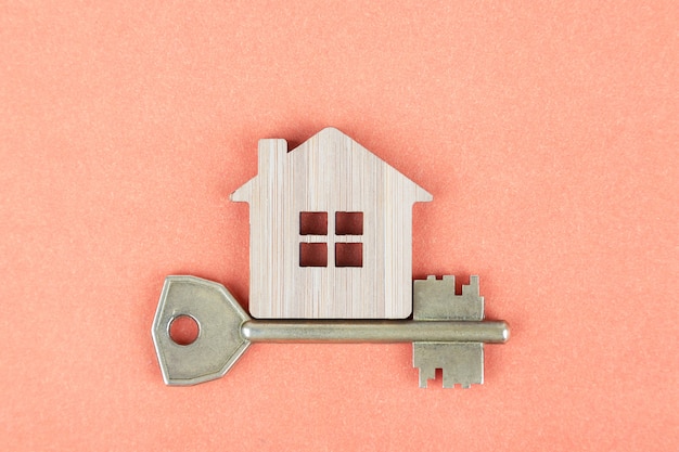 Symbole en bois décoratif d&#39;une maison avec une clé