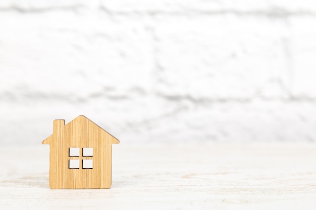 Symbole en bois décoratif d&#39;une maison sur fond blanc