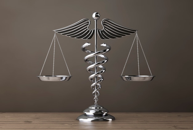Symbole de caducée médical argenté comme échelles sur une table en bois. Rendu 3D