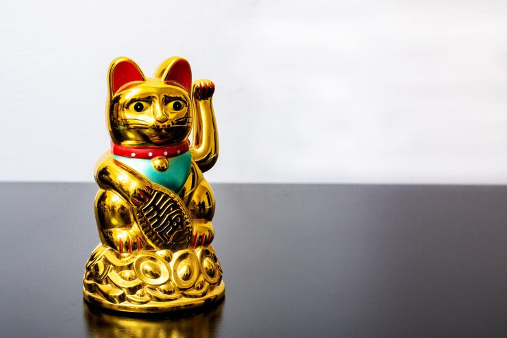 Symbole de chat japonais avec des pièces en gros plan