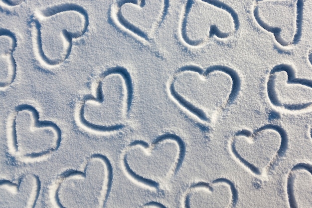 Un symbole de coeur dessiné sur la neige