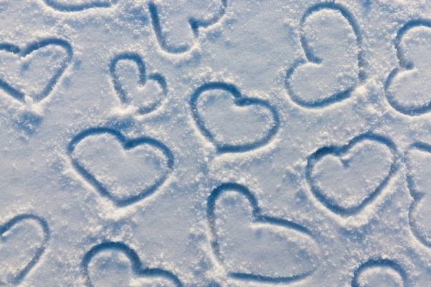 Un symbole de coeur dessiné sur la neige