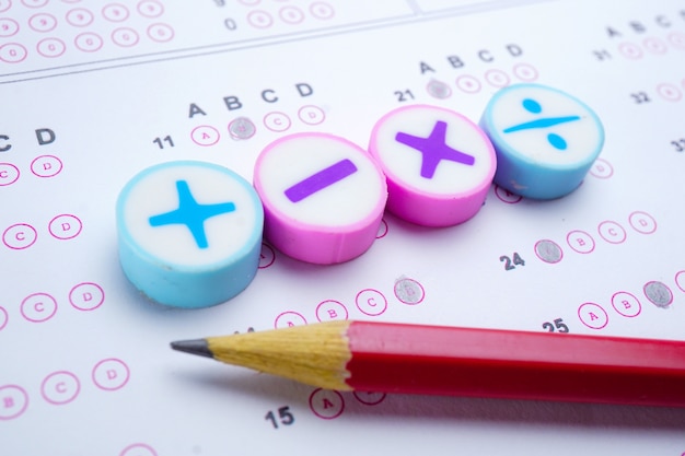 Symbole et crayon mathématiques sur la feuille de réponses: Education, étude des mathématiques, apprentissage