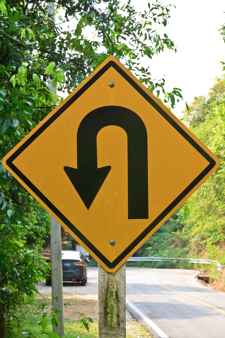Photo symbole de demi-tour route dans une ville rustique en thaïlande