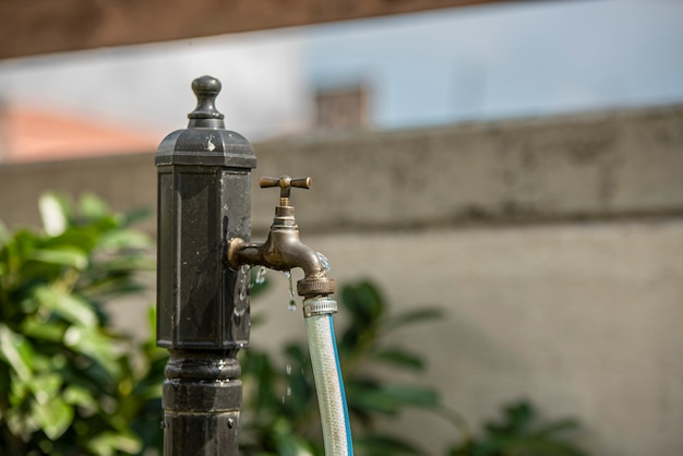 Symbole de détail de robinet qui fuit des eaux usées à usage domestique