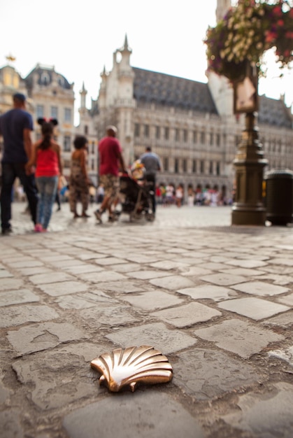 Symbole du Camino de Santiago lors de son passage à Burgos avec une foule de gens, Bruxelles, Belgique