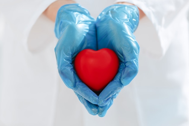 symbole du cœur entre les mains d'un médecin