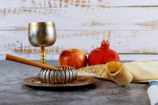 Symbole du nouvel an juif avec un bocal en verre et des pommes fraîches et mûres. Rosh Hashanah