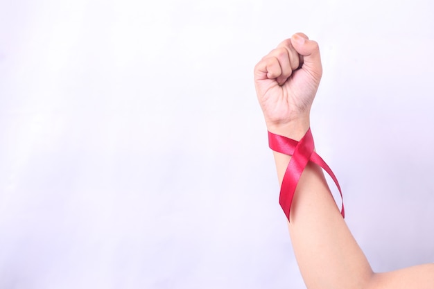 Symbole du SIDA avec ruban rouge contre le vih isolé sur fond blanc