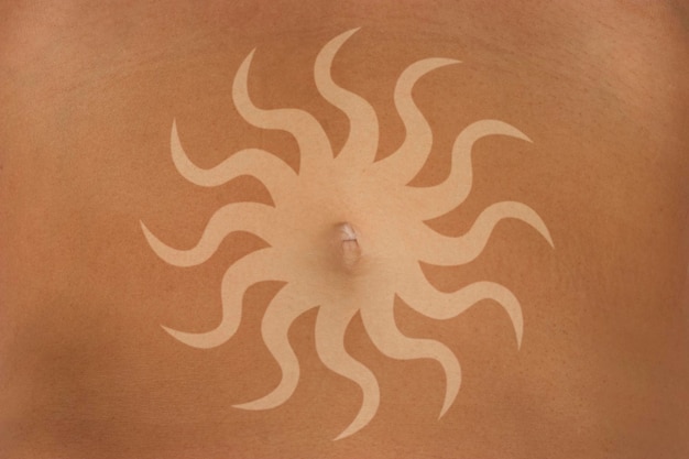 Symbole du soleil sur le ventre