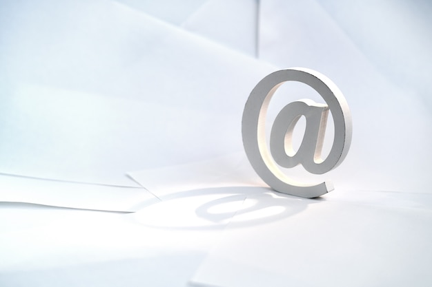 Symbole d'email sur fond d'enveloppe blanche. Concept pour email, communication ou contactez-nous