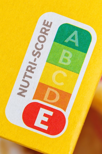 Photo symbole de l'étiquette nutritionnelle nutri score mauvaise alimentation pour le format portrait alimentaire