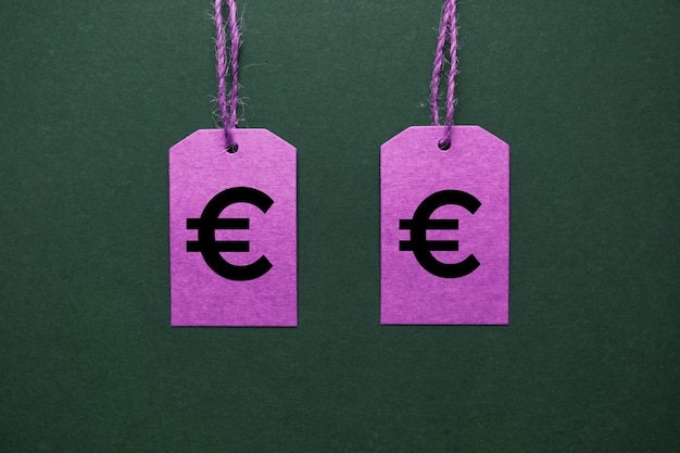 Symbole de l'euro dans l'étiquette de prix rose sur fond vert