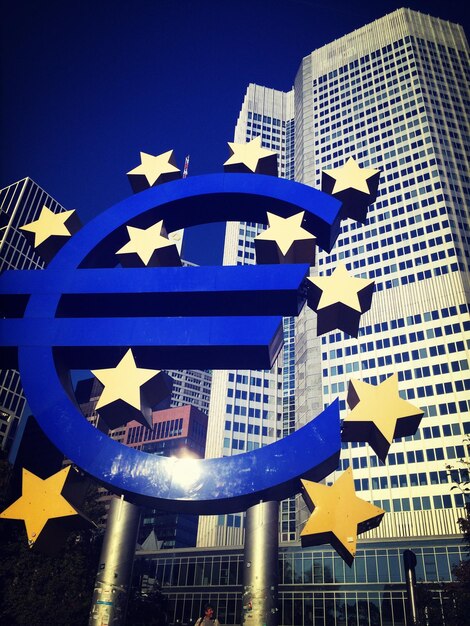 Photo symbole de l'euro à l'extérieur de la banque centrale européenne