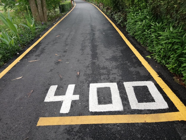 Photo symbole de flèche sur la route