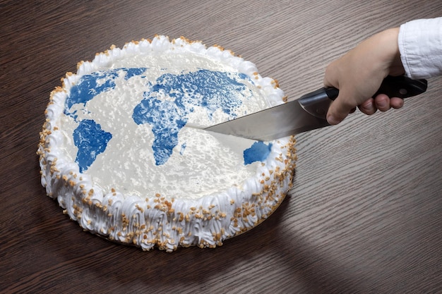 Le symbole de la guerre et du séparatisme un gâteau avec une image du monde est brisé en morceaux