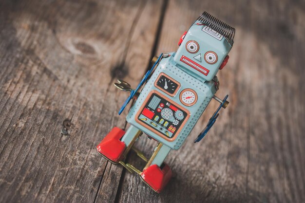 Symbole de jouet robot pour un chatbot ou un bot social et des algorithmes Texture bois