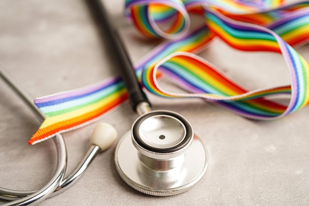 Symbole LGBT Stéthoscope avec droits de ruban arc-en-ciel et égalité des sexes Mois de la fierté LGBT en juin