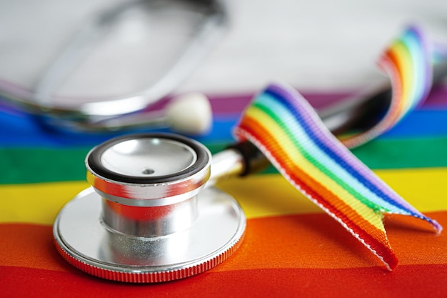 Symbole LGBT Stéthoscope avec droits de ruban arc-en-ciel et égalité des sexes Mois de la fierté LGBT en juin