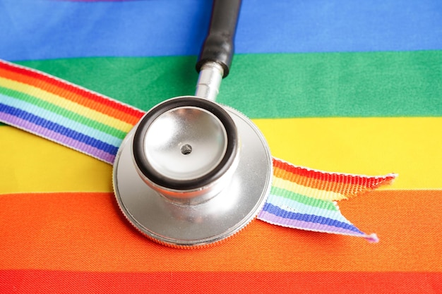 Symbole LGBT Stéthoscope avec droits de ruban arc-en-ciel et égalité des sexes Mois de la fierté LGBT en juin