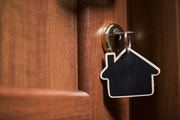 Symbole de la maison et collez la clé dans le trou de la serrure sur une porte fermée