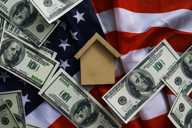 Symbole de la maison sur le drapeau américain Prêt hypothécaire Sécurité du logement