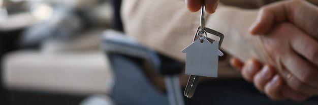 Symbole de la maison en métal sur porte-clés