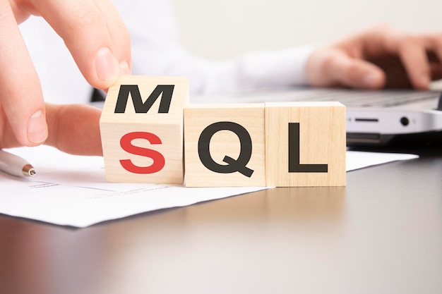 Le symbole MQL ou SQL tourne à la main les cubes et change les mots « prospect qualifié marketing MQL » en « prospect qualifié vente SQL »