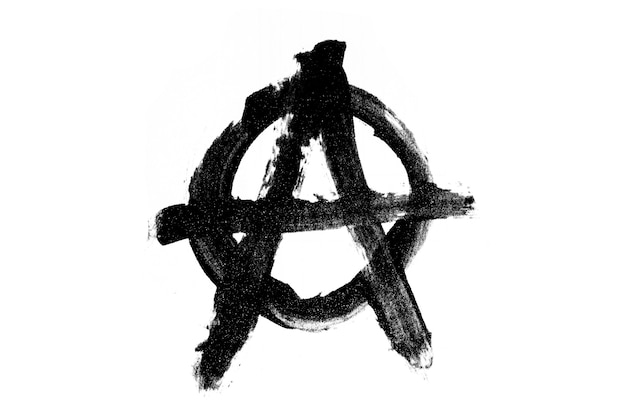 Le symbole noir de l'anarchie est isolé sur un fond blanc. photo de haute qualité