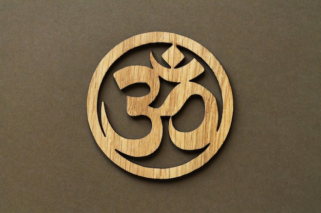 Symbole om ou aum en bois de l'hindouisme et du bouddhisme