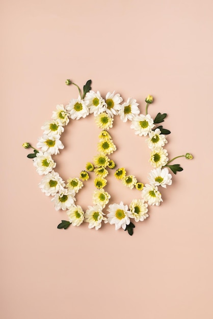 Symbole de paix fait de fleurs blanches sur fond clair