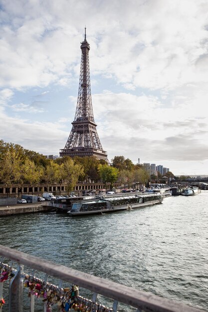 Photo le symbole de paris et les bateaux fluviaux sur les rives de la seine