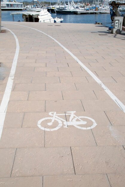 Photo symbole de piste cyclable sur la chaussée