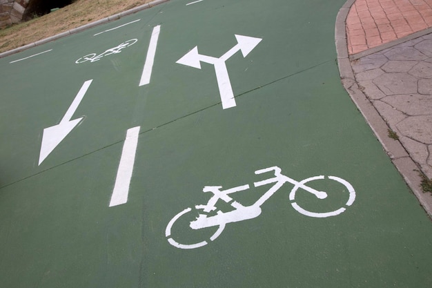 Symbole de piste cyclable et signe de flèche