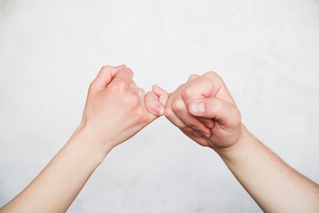 Symbole de réconciliation sur fond blanc