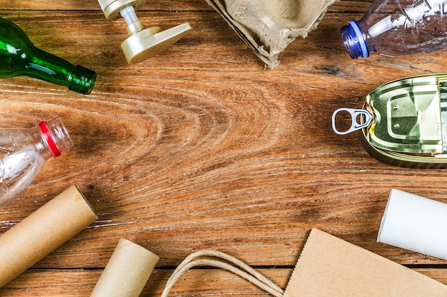 symbole de recyclage des déchets eco avec élimination des déchets sur la vue de dessus de fond de table en bois