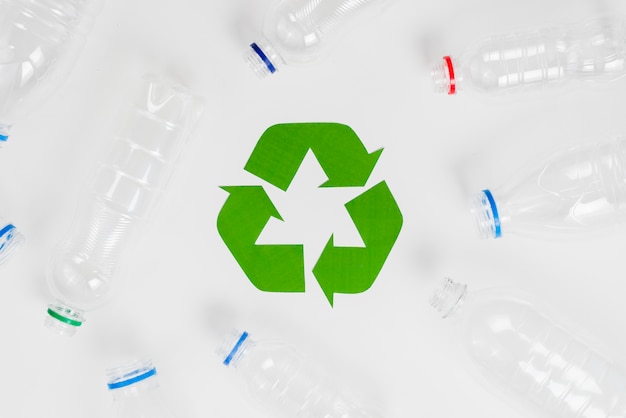 Photo symbole de recyclage écologique vert et bouteilles en plastique