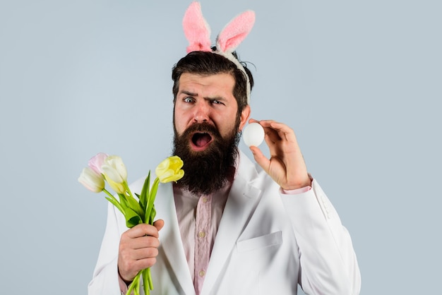 Symbole de religion de concept de célébration de Pâques se préparant aux oeufs de pâques de pâques a étonné l'homme barbu dedans