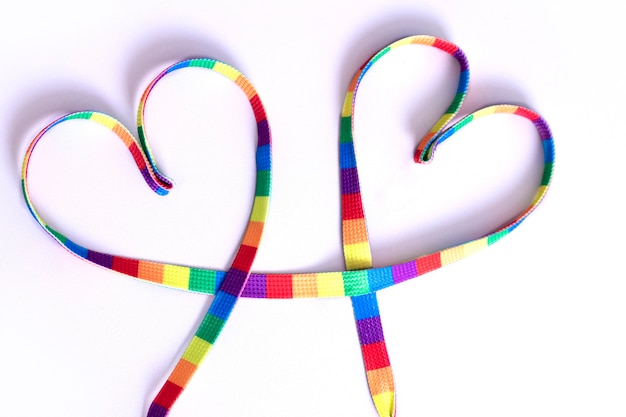 Symbole de ruban de fierté de ruban arc-en-ciel LGBT en forme de coeur Concept d'amour du même sexe