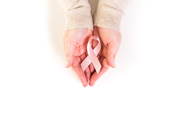 Symbole de santé des femmes en ruban rose sur fond blanc.