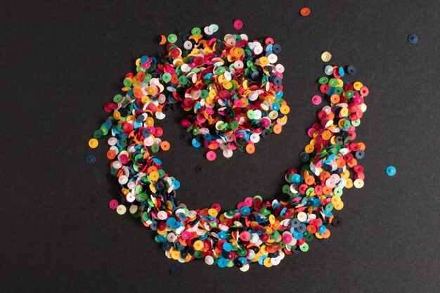 Symbole en spirale utilisant des papiers confettis.