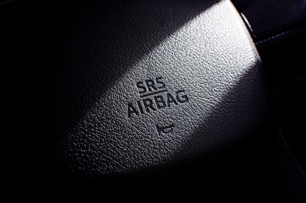 Symbole SRS Airbag sur le volant d'une voiture.