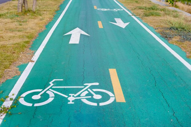 Symbole de vélo dans une rue de la ville