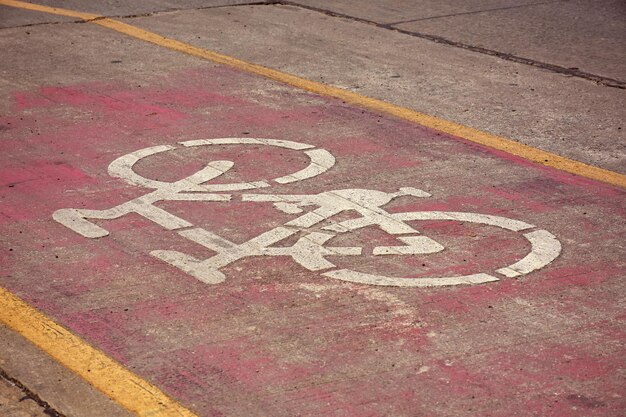 Photo symbole de voie cyclable sur la surface de la route