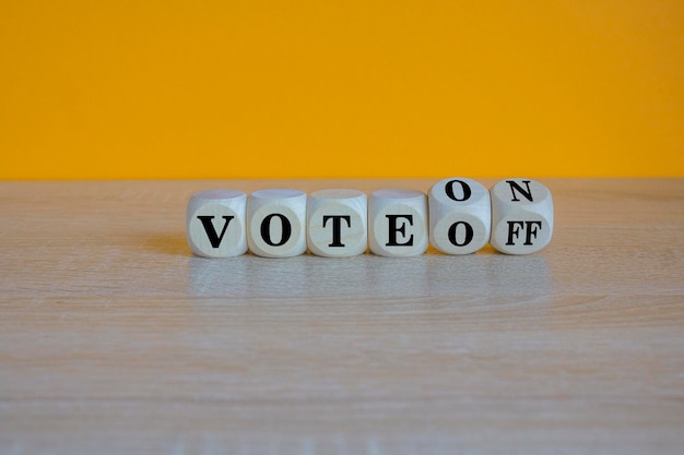 Symbole de vote activé ou désactivé Cubes en bois transformés et changement de mot Vote off en Vote on