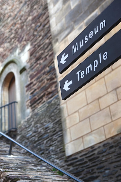 Symboles de flèche devant une vieille église