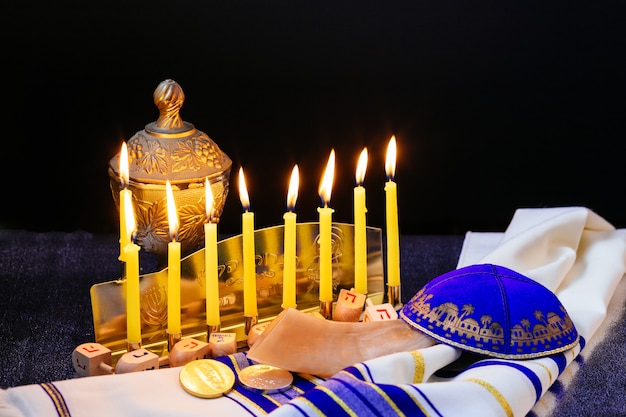 Photo symboles de hannukah de vacances juives - menorah