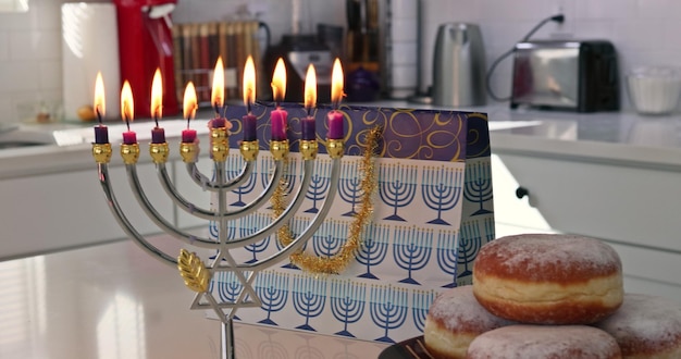 Symboles de hanukkah fête juive menorah sur fond flou de Hanukkiah